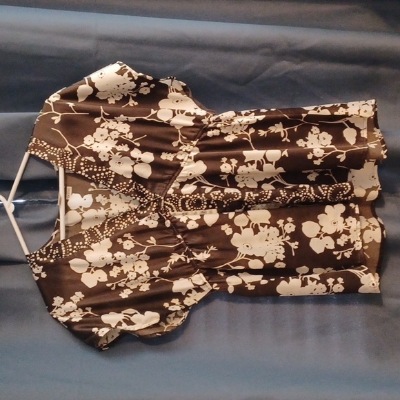 Cute flowy top! Great with jeans or khakis - Picture 1 of 3